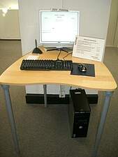 Sollte man einmal nicht wissen, ob ein bestimmtes Buch vorhanden oder verfügbar ist, so kann der Leser an einem PC-Arbeitsplatz im Bestand der Bibliothek selbst recherchieren.