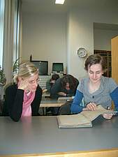 Die Benutzung des Archivs ist in der Regel kostenfrei. Erklären sich die Benutzer mit der Benutzungsordnung des Archivs einverstanden, können sie in den Lesesälen den Bestand einsehen.