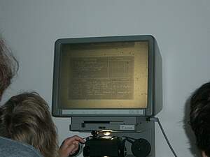 Nachlassverwalter z.B. suchen oft nach Erben, welche mit alten Meldekarten ausfindig gemacht werden können. Diese Karten können mit einem Mikrofiche-Gerät angezeigt werden.