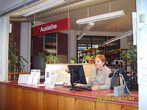 Die Uni-Bibliothek Duisburg-Essen verfügt wie noch nicht viele andere Bibliotheken über zwei Selbstverbuchungsanlagen. Es gibt aber auch eine konventionelle Ausleihtheke.